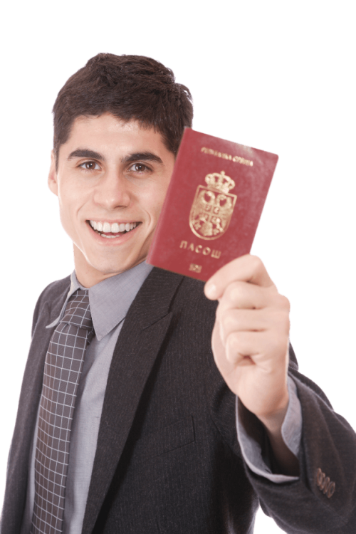 אדם מחזיק דרכון אירופאי